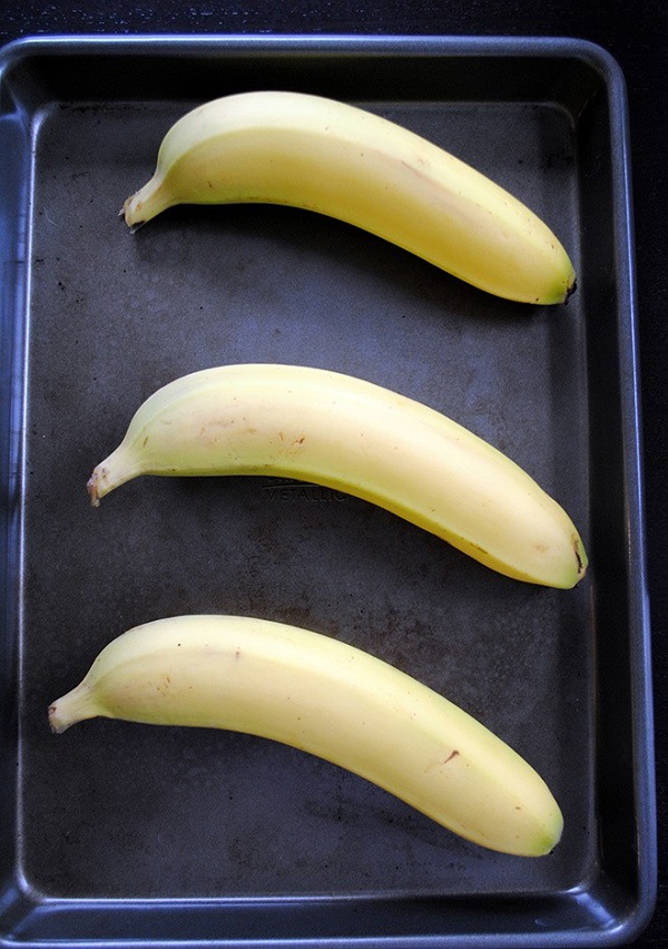 Los plátanos pintones se maduran rápidamente si son colocados al horno.