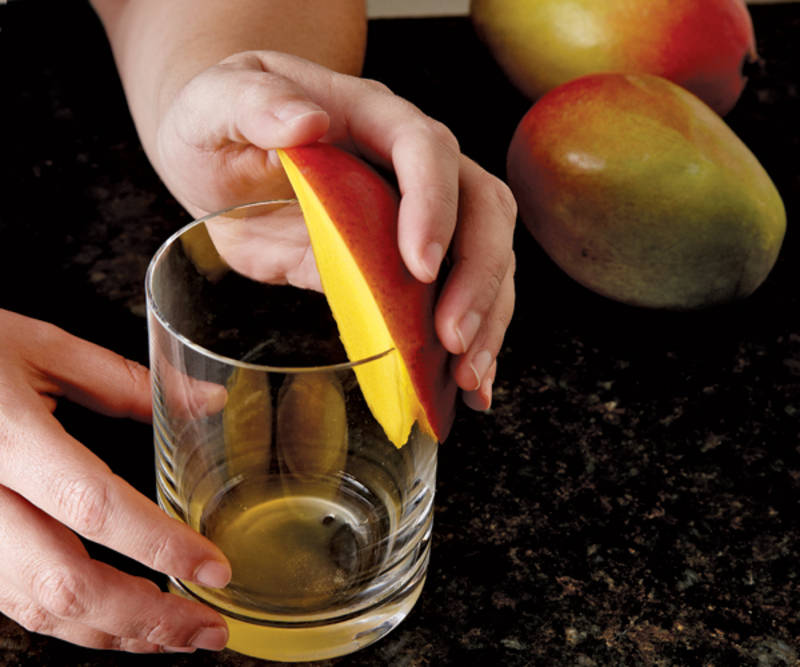 Utiliza un vaso para pelar perfectamente un mango. El mango, el kiwi y el aguacate