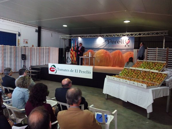 El primer lote de tomate valenciano de El Perelló se ha subastado por 1000 euros,