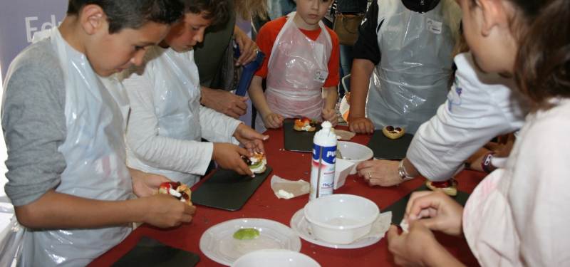 Los niños ‘toman’ el Mercado Central de Almazora con sus prácticas de cocina