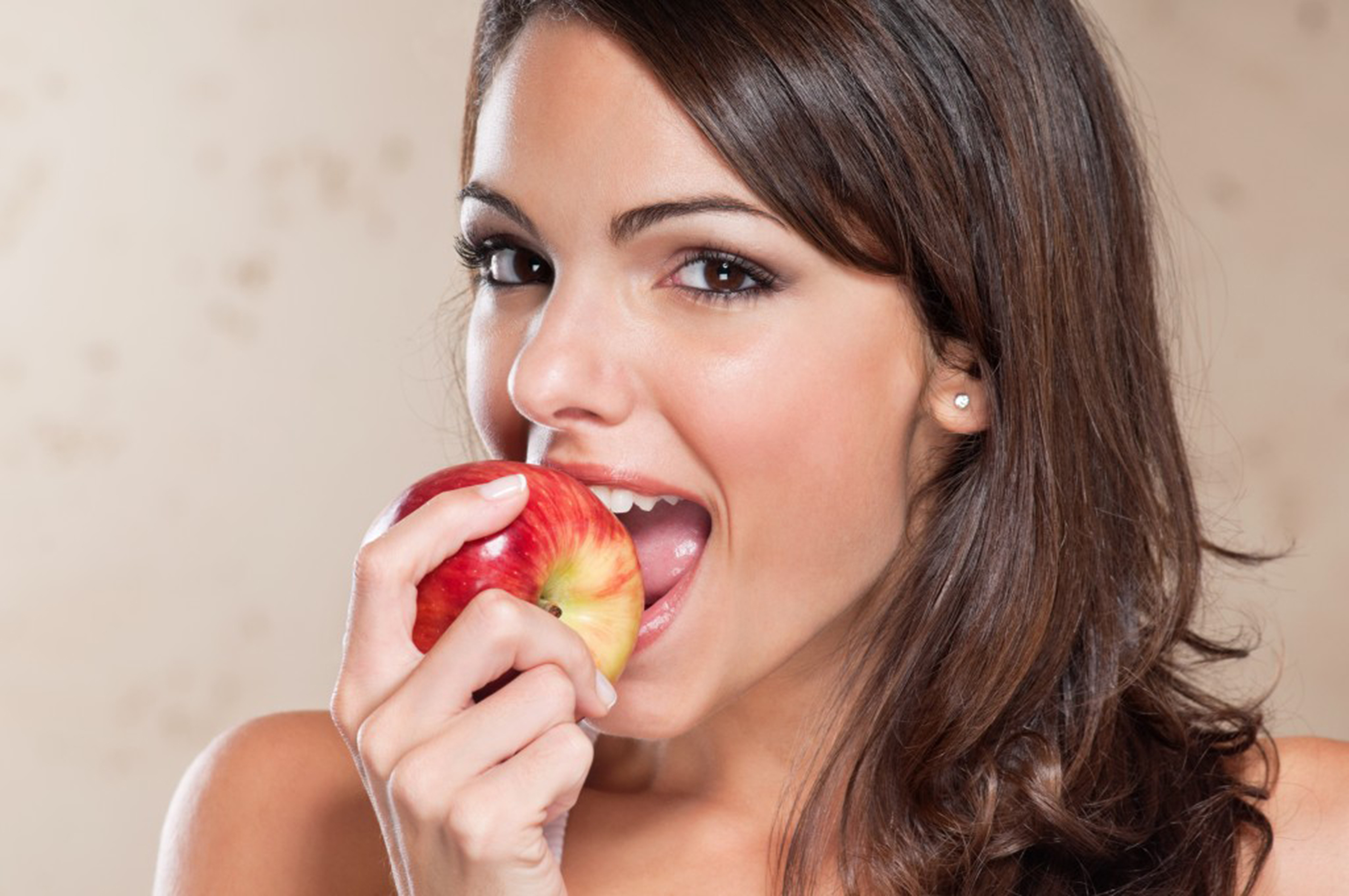La salud y crecimiento del cabello, reforzados con la manzana