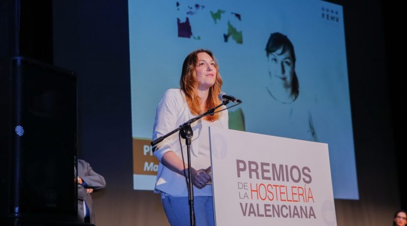 MªJosé Martinez recibe el premio de la FEHV a la Profesional Hostelera 2018