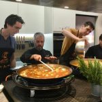 Los gemelos Weasley aprenden a cocinar paella valenciana en Valencia Club Cocina