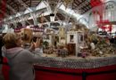 El Mercado Central muestra  su Belén artesano, con un gran mercado, elaborado por los vendedores, y su decoración de Navidad