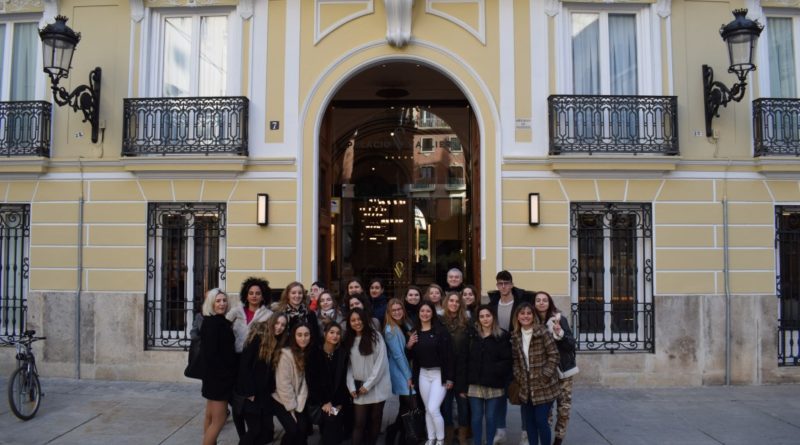 Las alumnas  del Ciclo Superior de Gestión de Alojamientos Turísticos de Altaviana visitan el Hotel Palacio Vallier