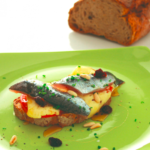 Tostada de pan de Cea con sardina, queso Tetilla y miel