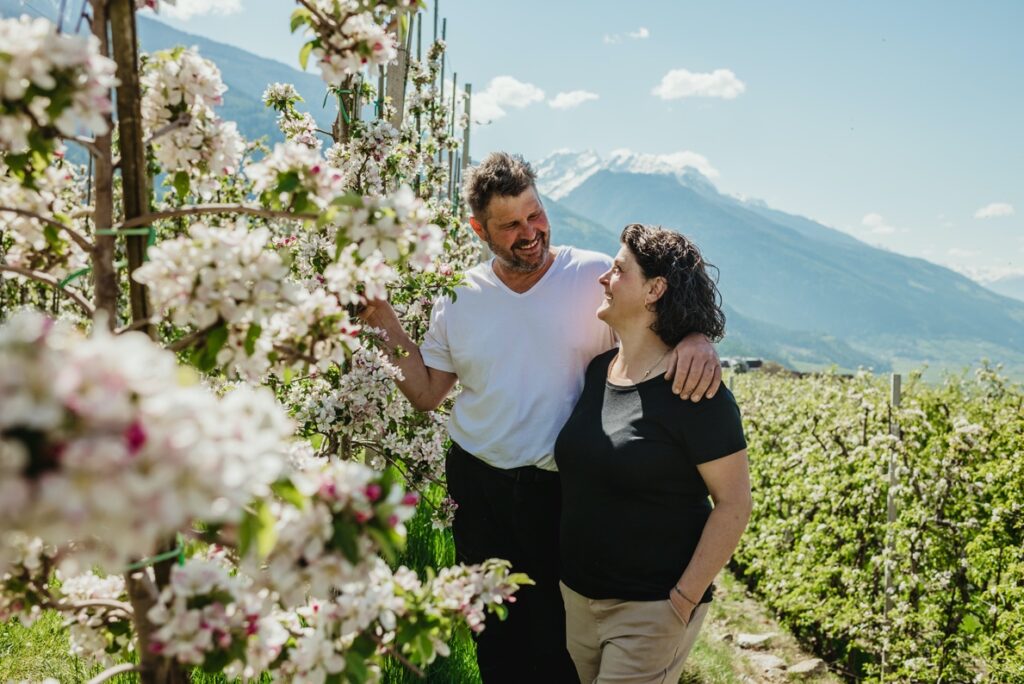 Una persona con una flor en el jardín Descripción generada automáticamente