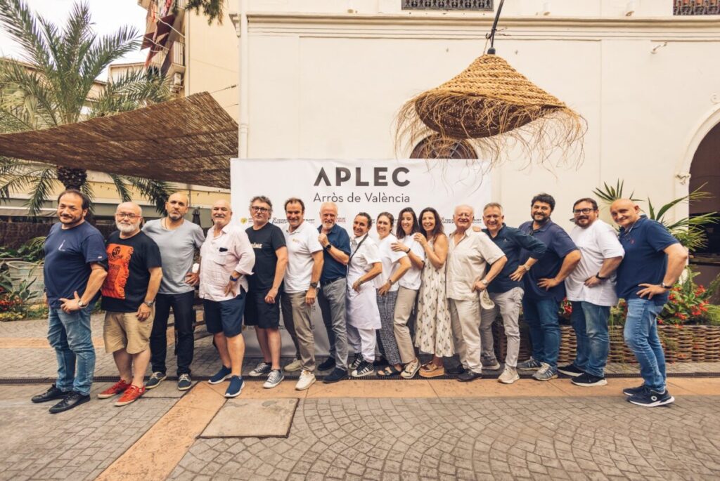 Grupo de personas de pie Descripción generada automáticamente con confianza media